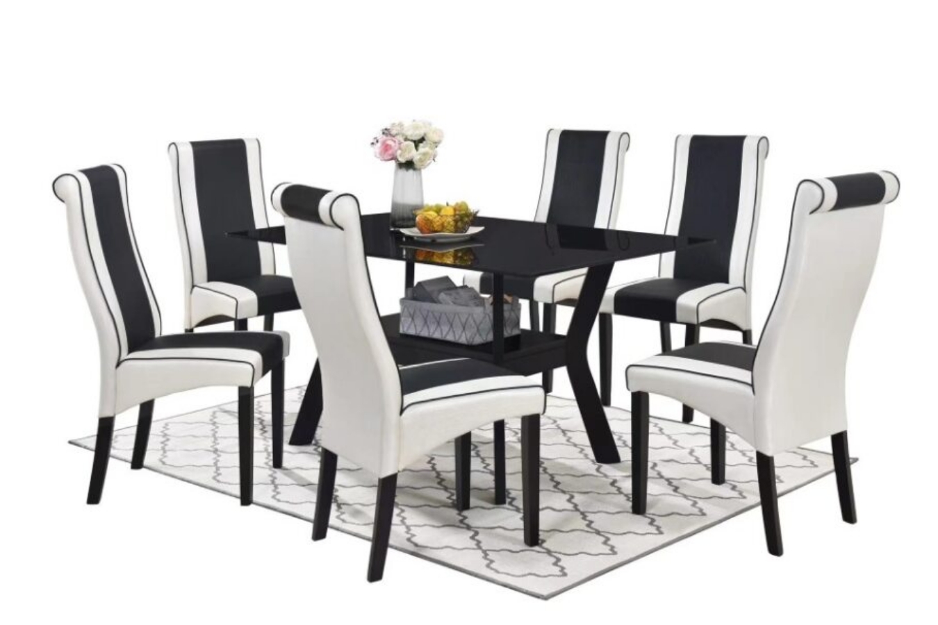 This Sarah Leatherette Dining Chair features an elegant and timeless design.